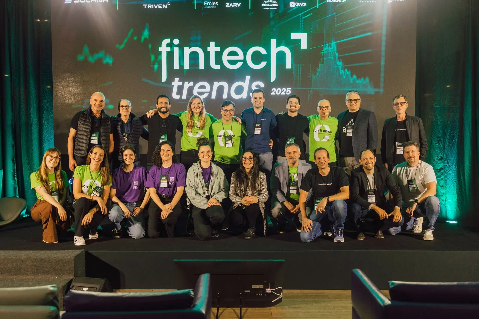 Grupo posando no palco do evento Fintech Trends