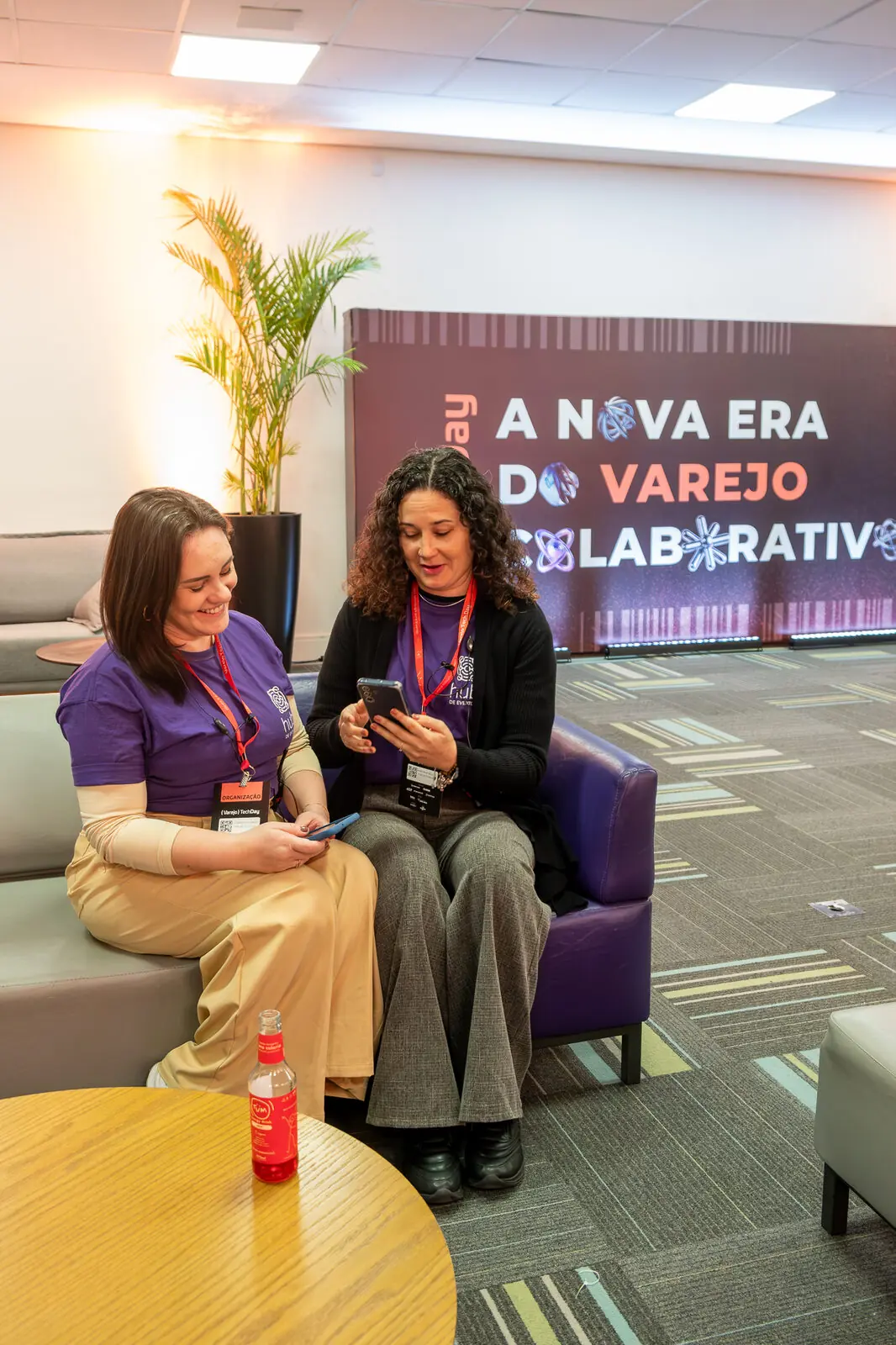 Convidadas conversando no lounge do evento