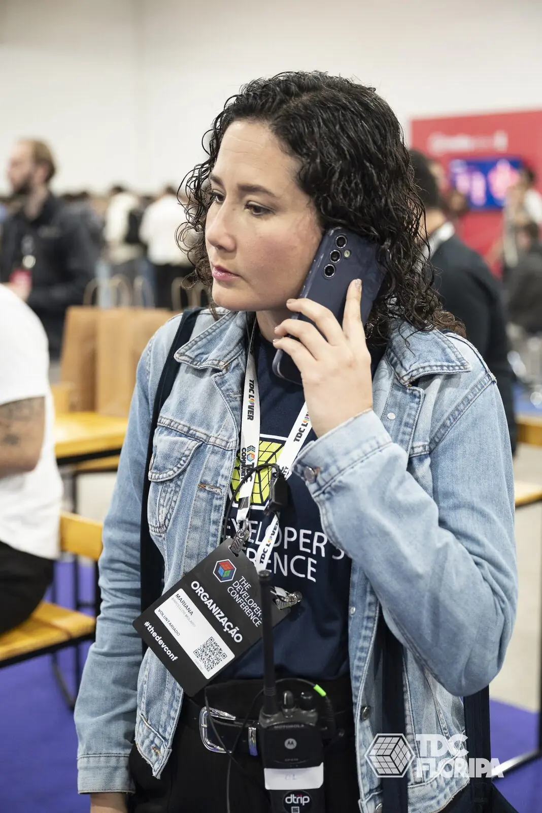 Produtora da E-ventos coordenando a operação por telefone durante o evento